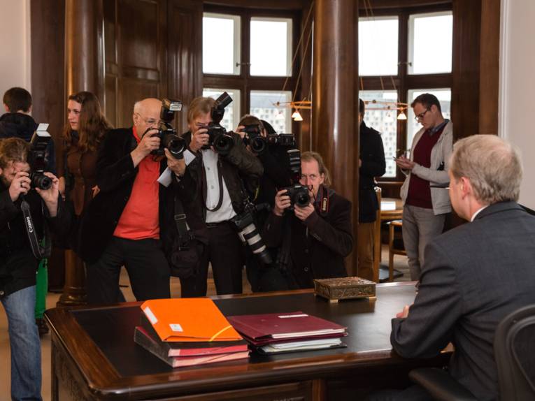 Eine Gruppe Fotografen macht Bilder vom neuen Oberbürgermeister