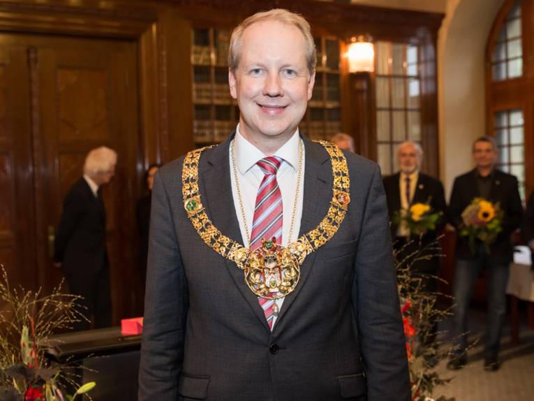 Stefan Schostok mit der Amtskette in der Ratsstube des Neuen Rathauses