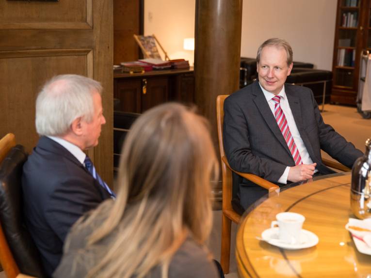 Stefan Schostok im Gespräch mit Vertretern vom Turn Klubb zu Hannover