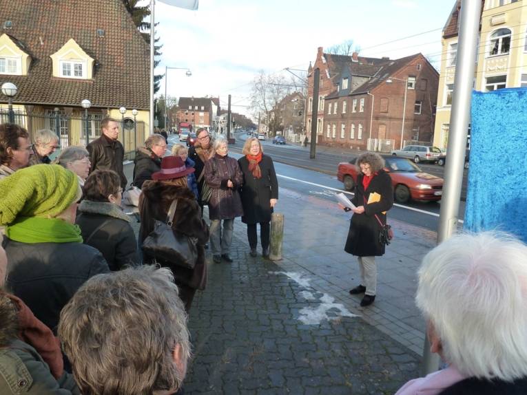 Die Gäste hören gespannt zu...