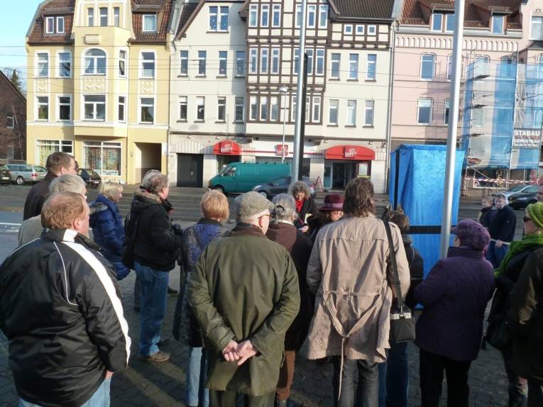 Die Gäste hören gespannt zu...