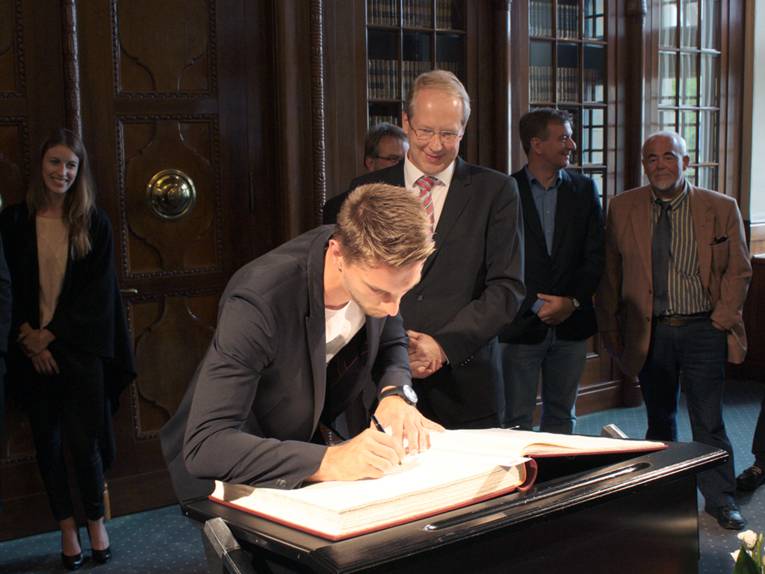Ron-Robert Zieler unterschreibt im Goldenen Buch der Stadt