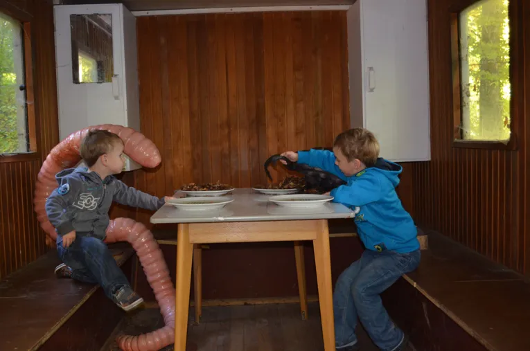 Zwei Kinder an Tisch sitzend