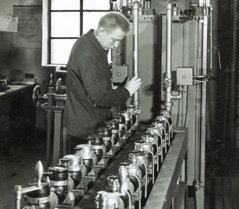 Mann an technischen Greät (Schwarz-Weiß-Fotografie)