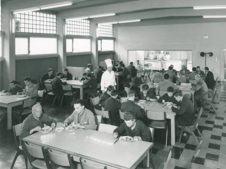Männer sitzen in Kantine (Schwarz-Weiß-Fotografie)
