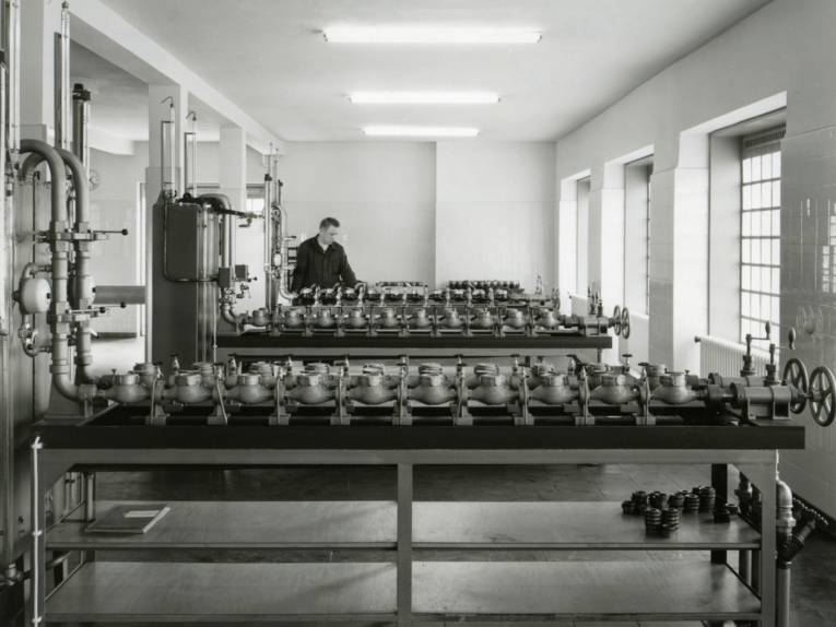 Mann an technischer Anlage (Schwarz-Weiß-Fotografie)