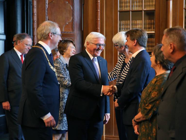 In der Ratsstube begrüßte Steinmeier auch die Vorsitzenden der Ratsfraktionen