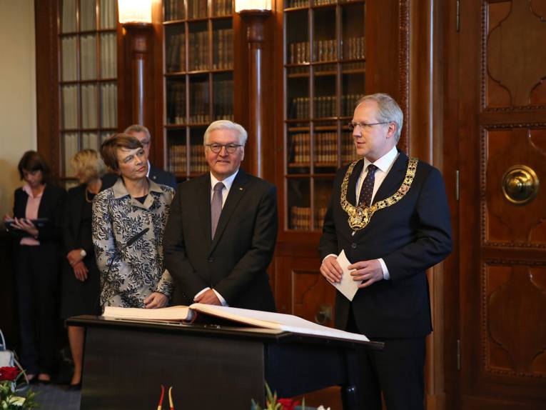 Elke Büdenbender, Frank-Walter Steinmeier und Stefan Schostok in der Ratsstube