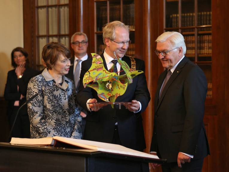 Als Gastgeschenk erhielt Frank-Walter Steinmeier eine große Stadtskulptur aus Acrylglas des hannoverschen Künstlers Franz Betz