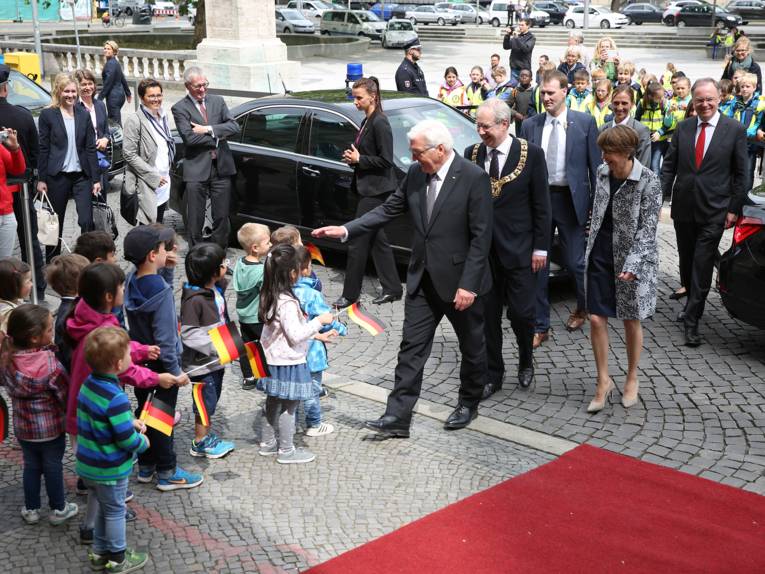 Kinder der Kita am Trammplatz begrüßen den Bundespräsidenten