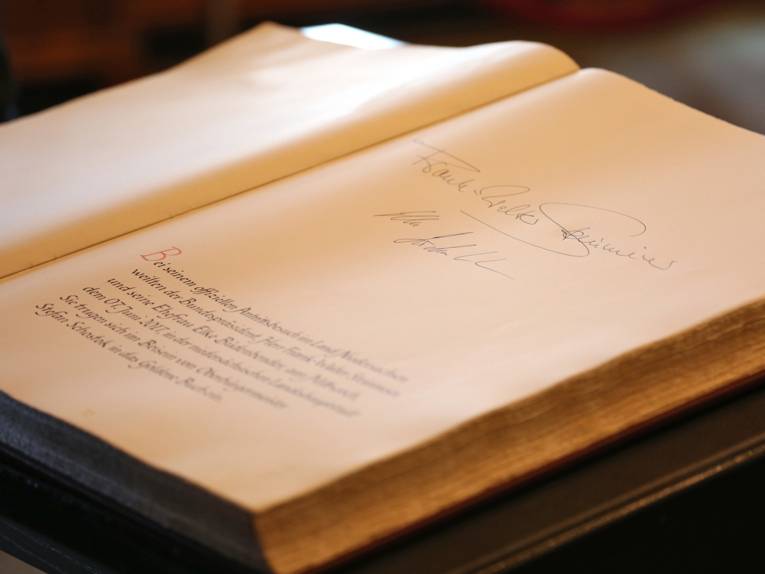 Die Unterschriften Frank-Walter Steinmeiers und Elke Büdenbenders im Goldenen Buch
