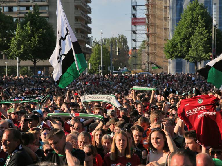 Menschen vor und in einem Rathaus.