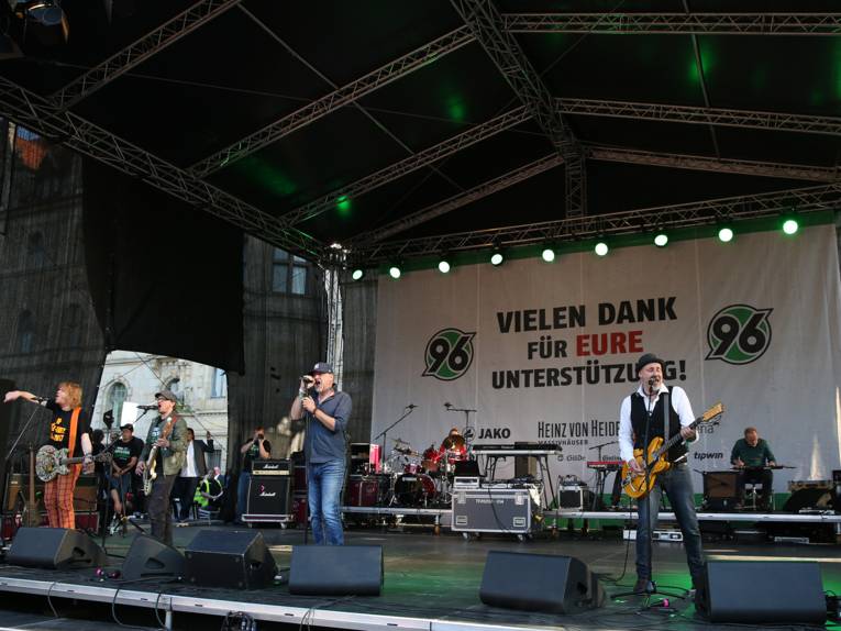 Menschen vor und in einem Rathaus.