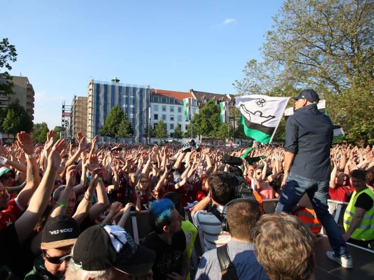 Menschen vor und in einem Rathaus.