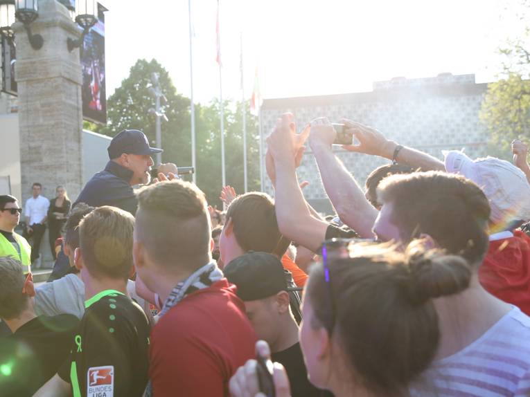 Menschen vor und in einem Rathaus.