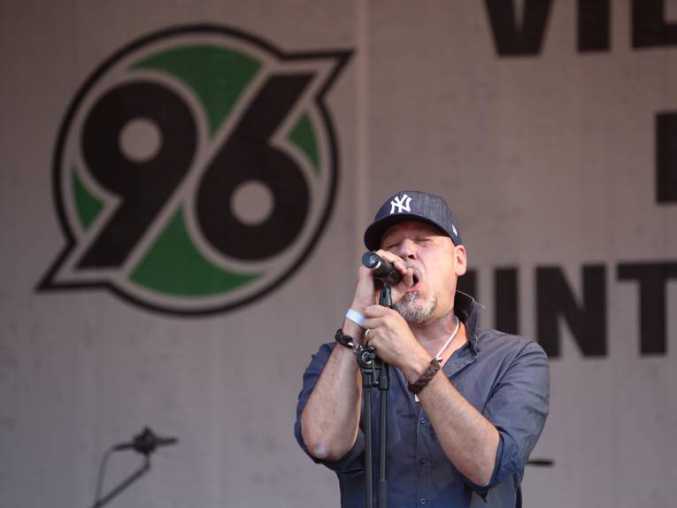 Menschen vor und in einem Rathaus.