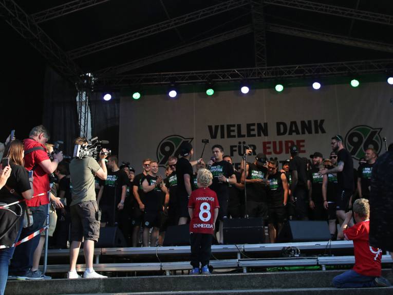 Menschen vor und in einem Rathaus.