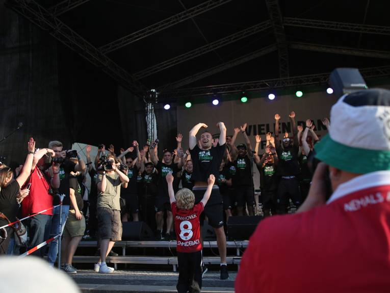 Menschen vor und in einem Rathaus.