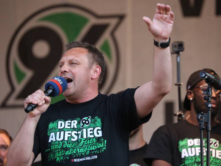 Menschen vor und in einem Rathaus.