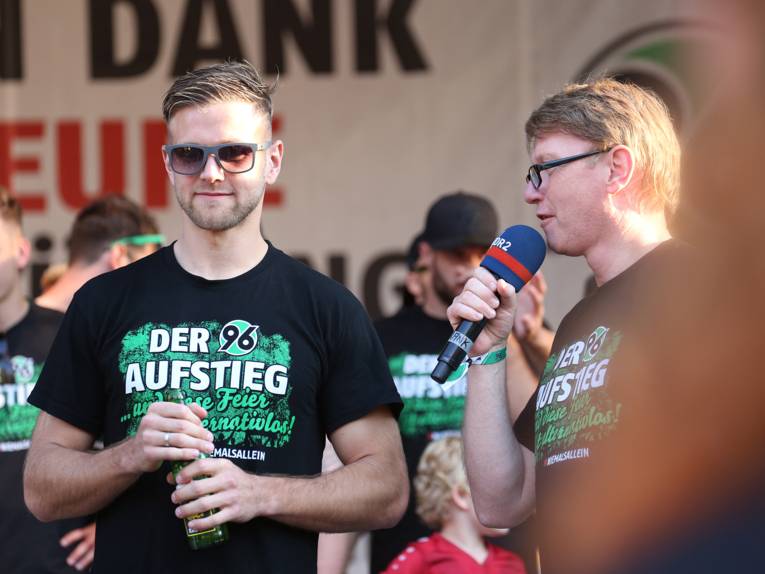 Menschen vor und in einem Rathaus.