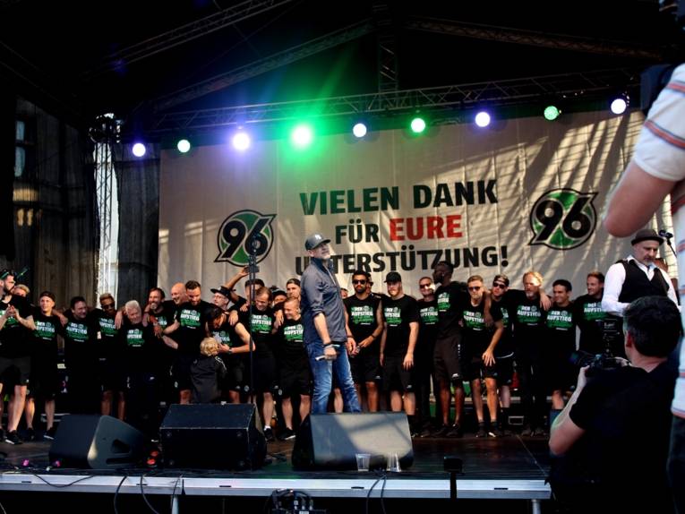 Menschen vor und in einem Rathaus. 