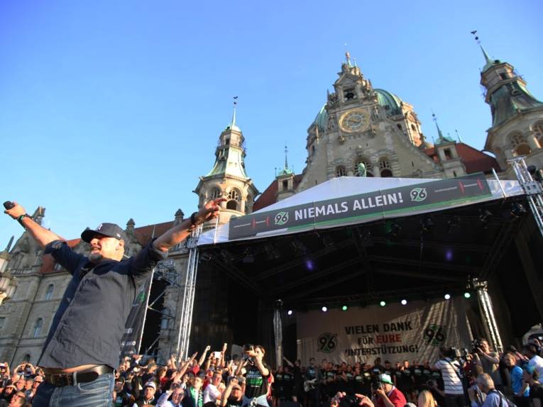 Menschen vor und in einem Rathaus. 