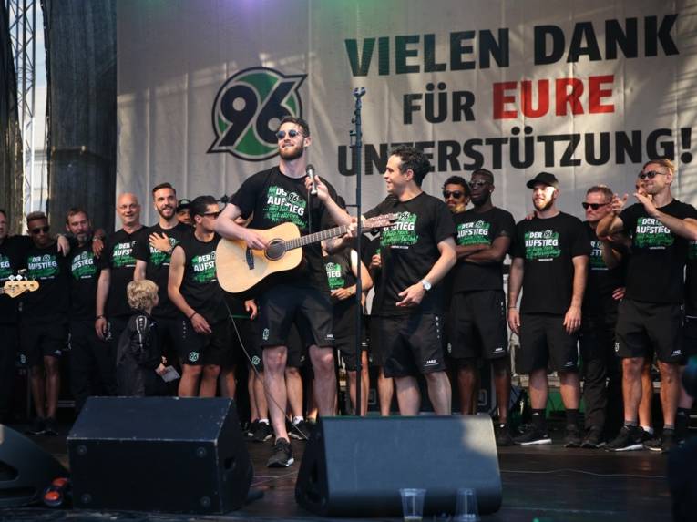 Menschen vor und in einem Rathaus. 