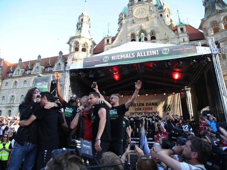 Menschen vor und in einem Rathaus. 