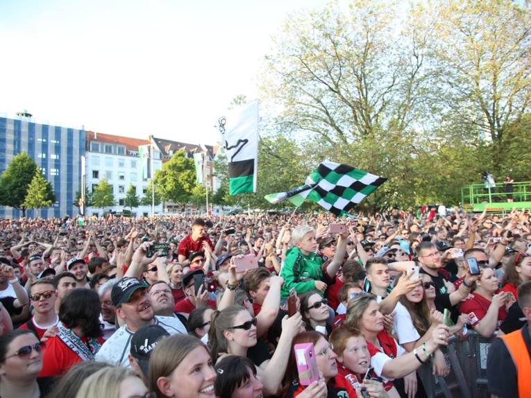 Menschen vor und in einem Rathaus. 