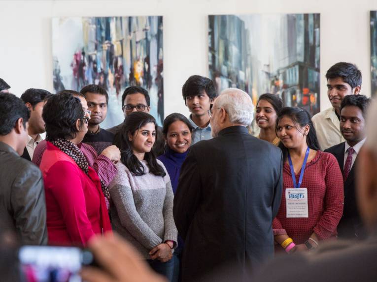 Narendra Modi im Gespräch mit jungen Leuten