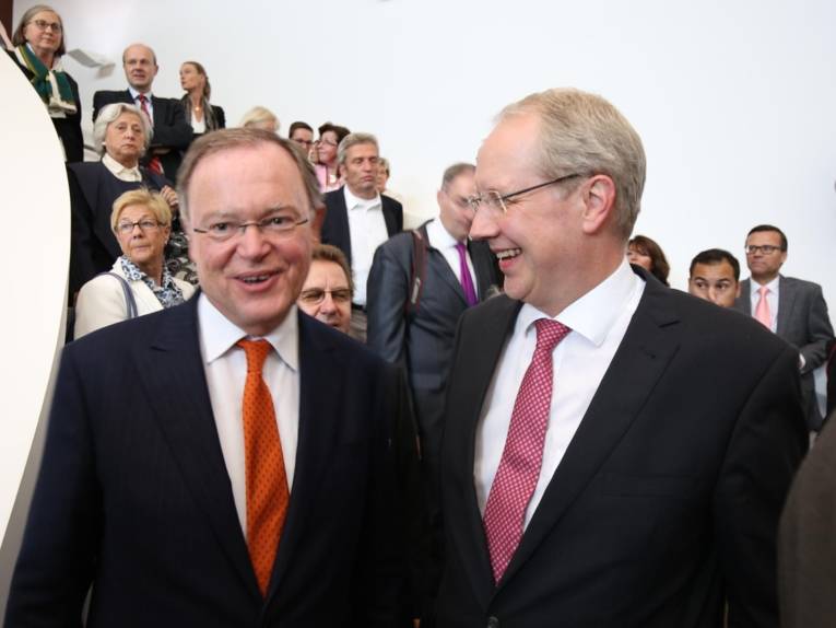 Ministerpräsident Stephan Weil und Oberbrürgermeister Stefan Schostok beginnen den Rundgang durch den Erweiterungsbau