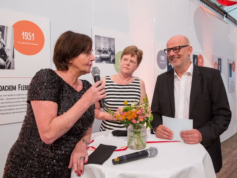 An einem Stehtisch die Talkrunde Kultur: (v.l.) Marlis Fertmann (NDR), Prof. Dr. Susanne Rohde-Breymann (HMTMH) und Moderator Andreas Kuhnt (NDR).