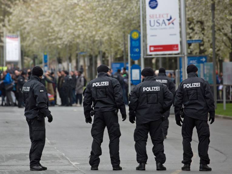 Männer in Polizeiuniformen 