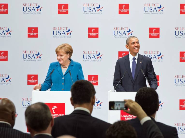 Mann und Frau auf einem Podest