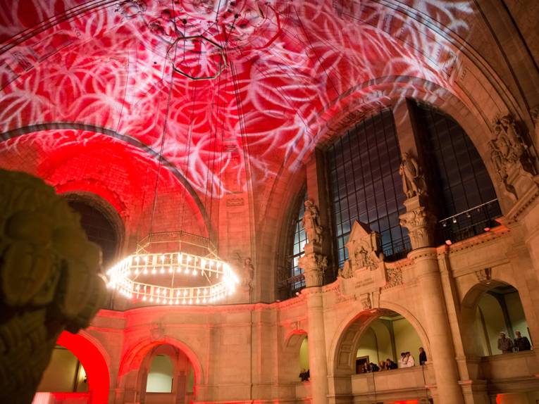Rote Illumination der Decke der Kuppelhalle