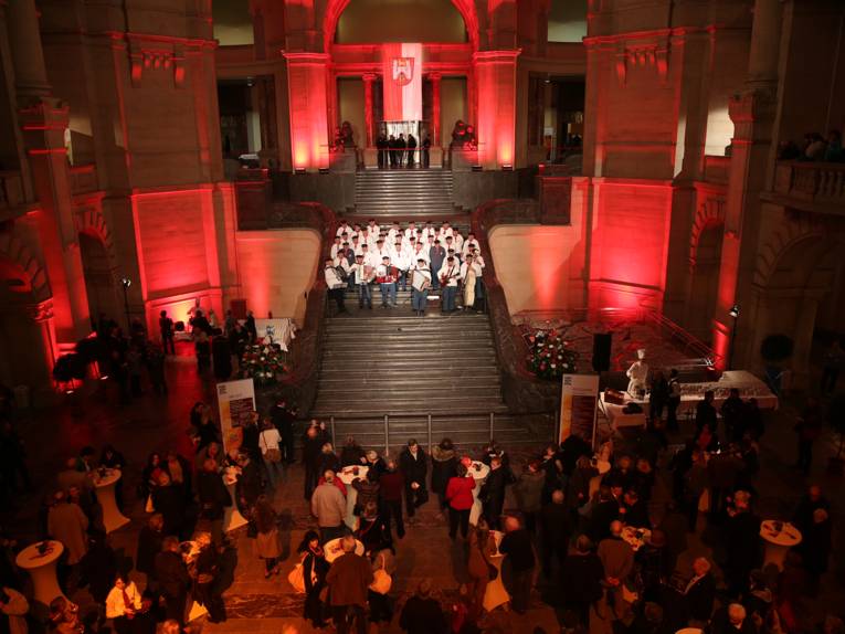 Blick in die Kuppelhalle des Neuen Rathauses. Auf der großen Treppe singt der Semann-Chor Hannover.