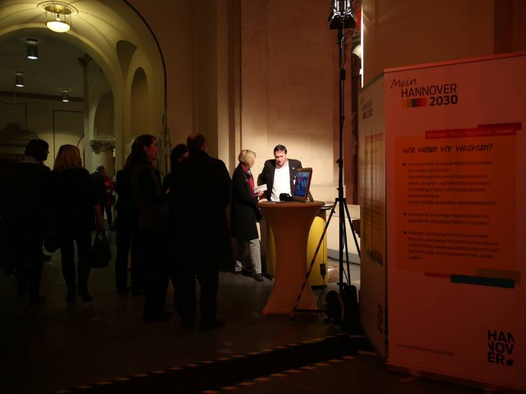 Zwei Personen sprechen an einem Infostand.