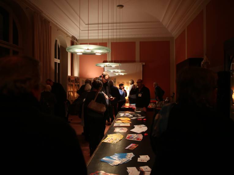 Mehrere Personen besuchen den Informatiosnstand des Integrationberates.