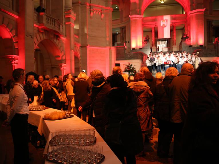 Blick in die gut besuchte Kuppelhalle des Neuen Rathauses