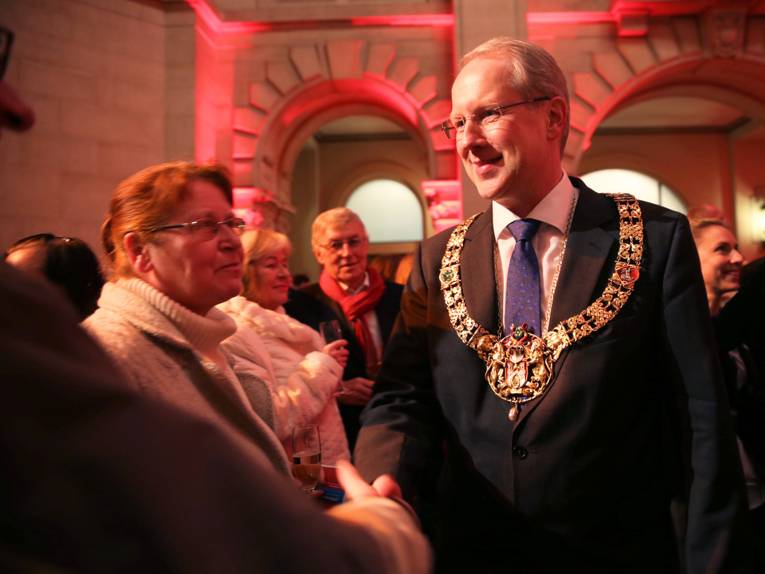 Stefan Schostok begrüßt einen Gast