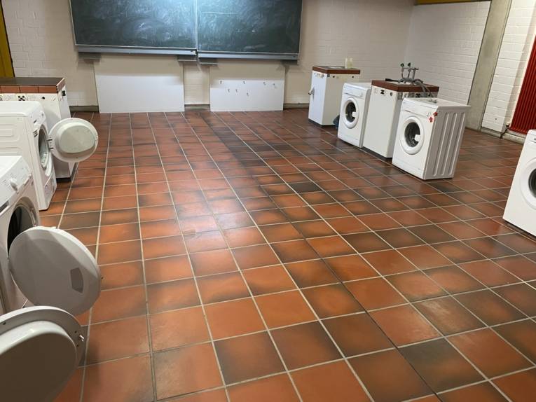 Waschmaschinen in einem großen Raum. 