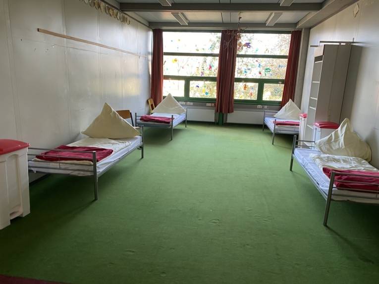 Ein Raum mit vier Betten. 