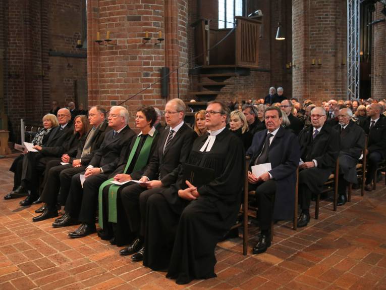 Trauergäste in der Marktkirche