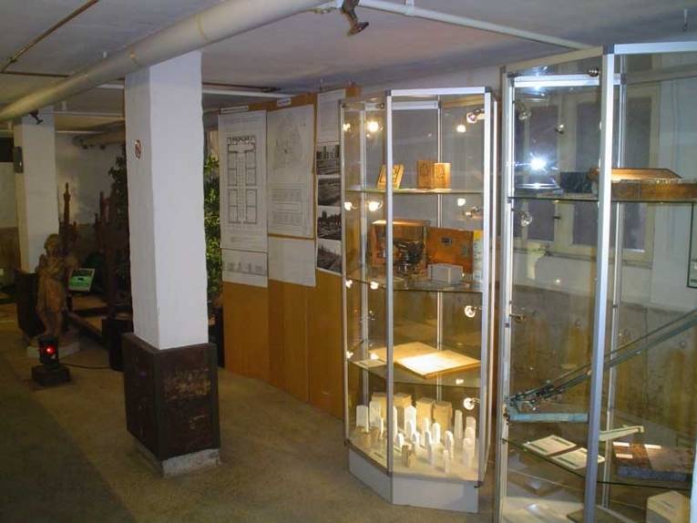 Vitrinen zum Thema Grabgestaltung