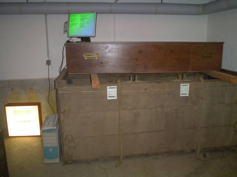 US-Sarg auf Grabverbaukasten