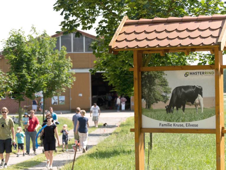 Menschen besuchen einen Milchhof.