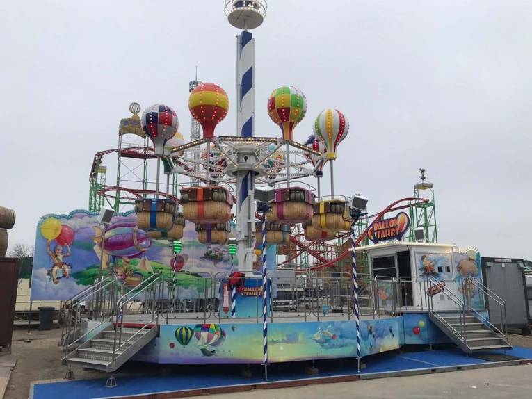 Fahrgeschäft von außen. 