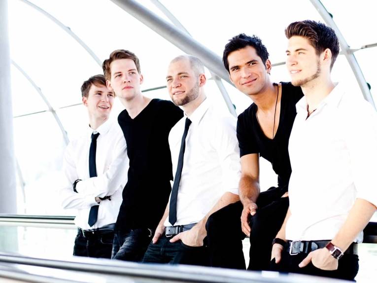 Fünf junge Männer.