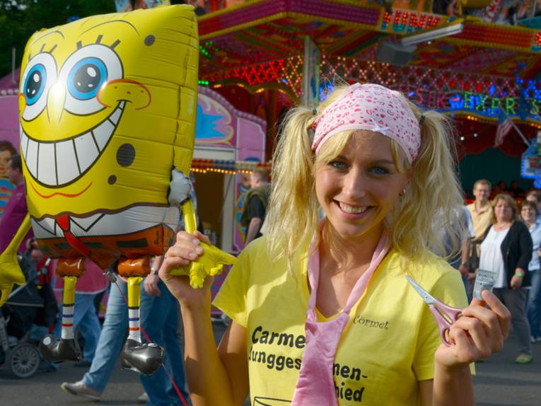 Junggesellin mit Luftballon.