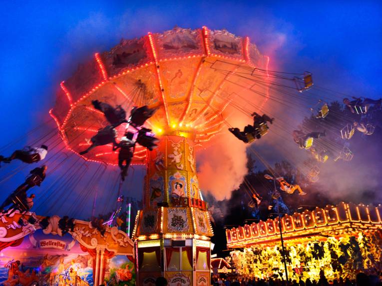 Kettenkarussell im Nebel. 